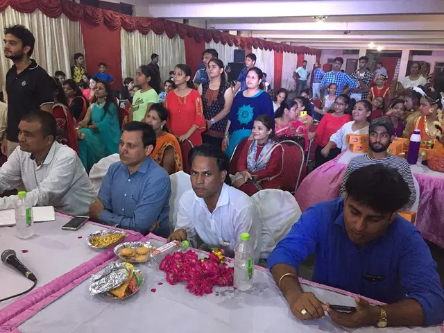 Live audience at a Nidhie Sonie show